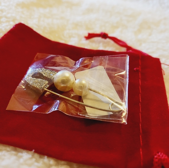 Fashion Safety Pin Pearl Earring - Picture 2 of 2